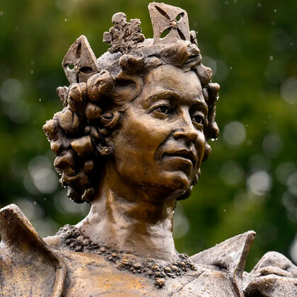 В честь 98-го дня рождения Елизаветы II установили памятную статую