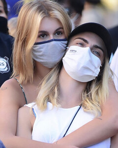 Кайя Гербер и Кара Делевинь сделали парные татуировки