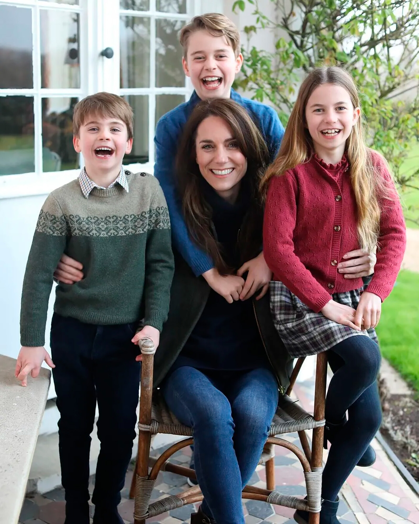 Праздничную фотографию Кейт Миддлтон с детьми удалили из-за обвинений в ретуши