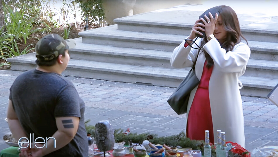 Меган Маркл «вступает в ментальную связь» с кристаллом аметист во время ток-шоу «Шоу Эллен Дедженерес», 2021