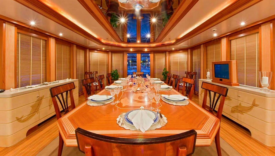 Обеденная зна на суперяхте Jonikal Sokar