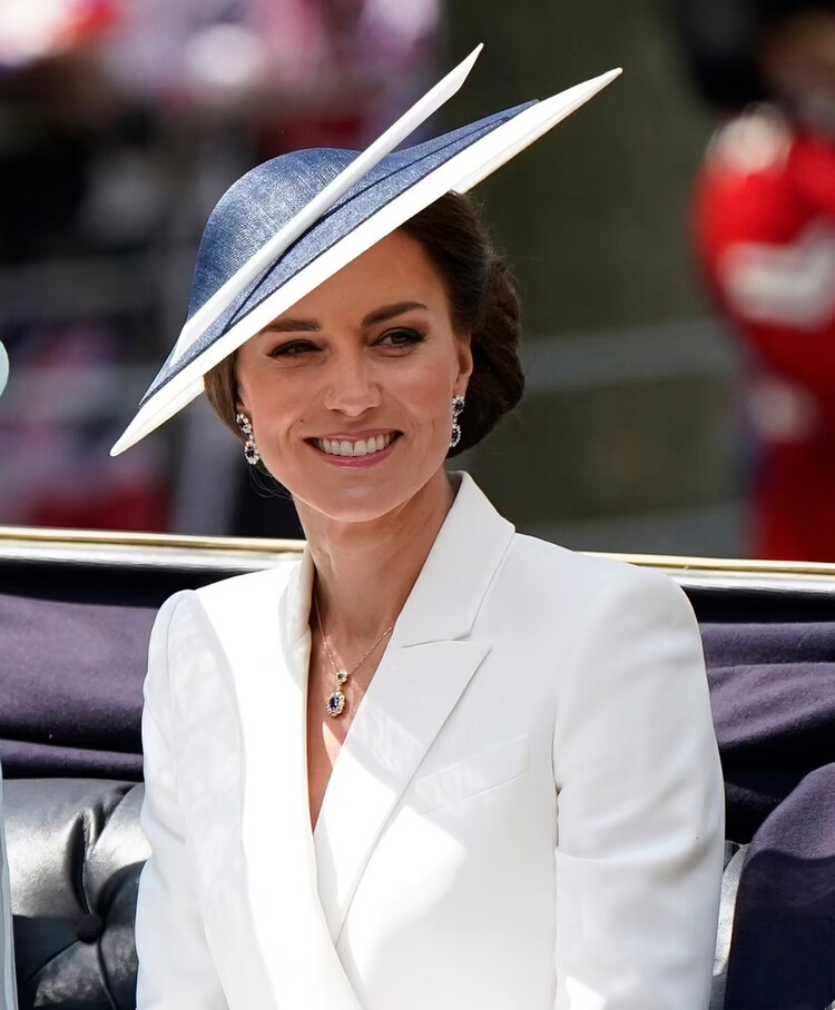 Кейт Миддлтон с Джорджем, Шарлоттой и Луи проехали на карете на параде Trooping the Colour