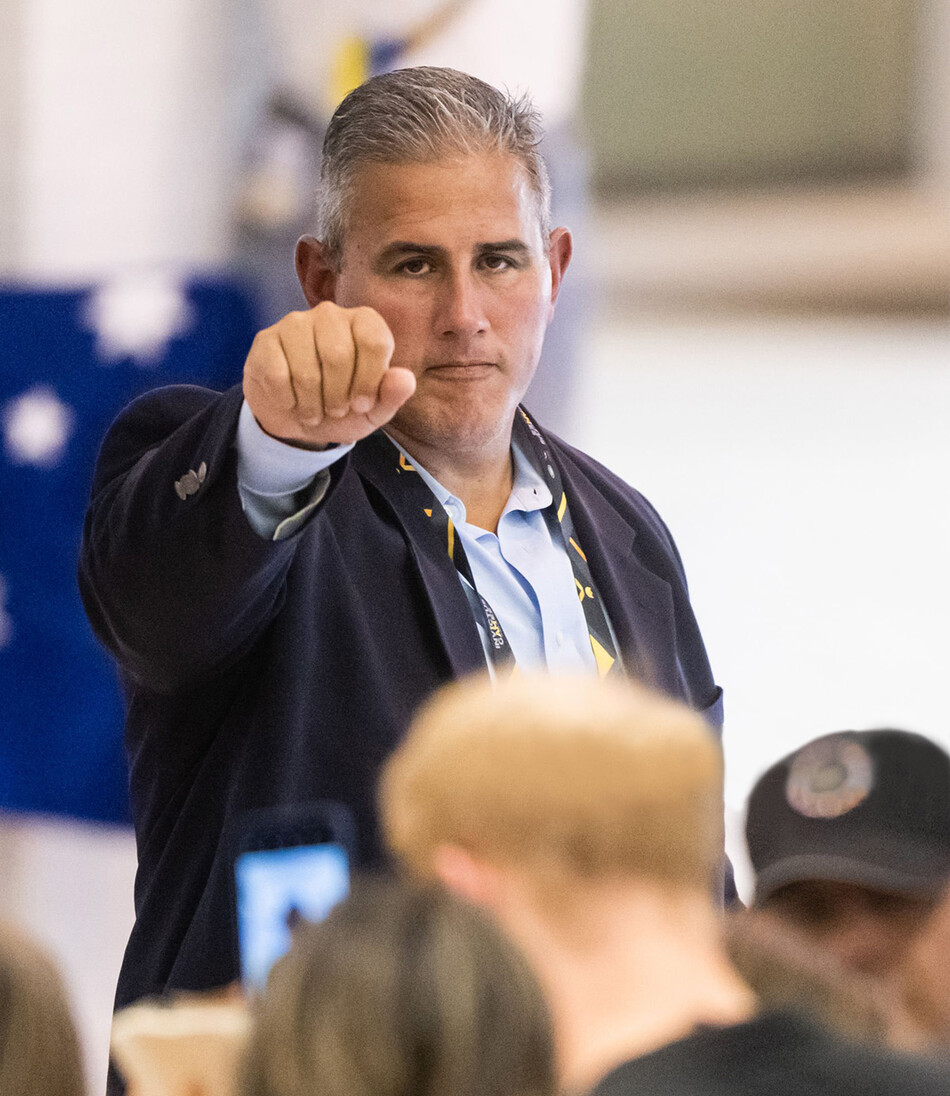 Кристофер Санчес охраняет принца Гарри и Меган Маркл во второй день проведения Invictus Games 2020 в Гааге, 2022