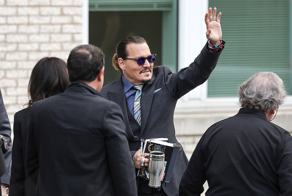 Джонни Депп прибывает в здание суда округа Фэрфакс 25 мая 2022 года в Фэрфаксе, штат Вирджиния