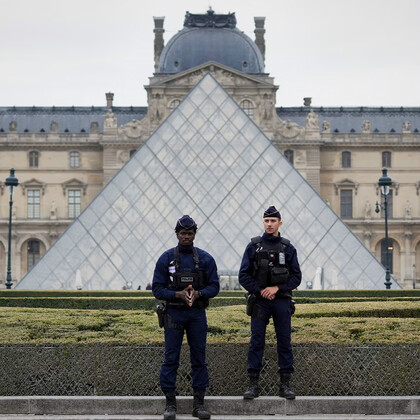 Появилось первое видео нашумевшего ограбления Лувра