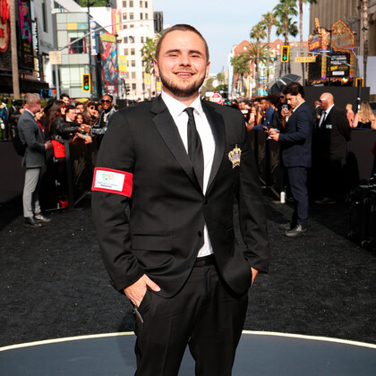 Образ с историей: Принс Джексон почтил память отца на премьере байопика «Майкл»