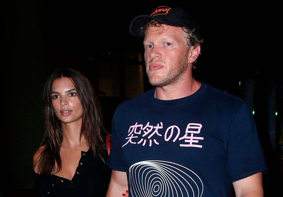 Эмили Ратаковски с мужем Себастьяном Беар-МакКлардом