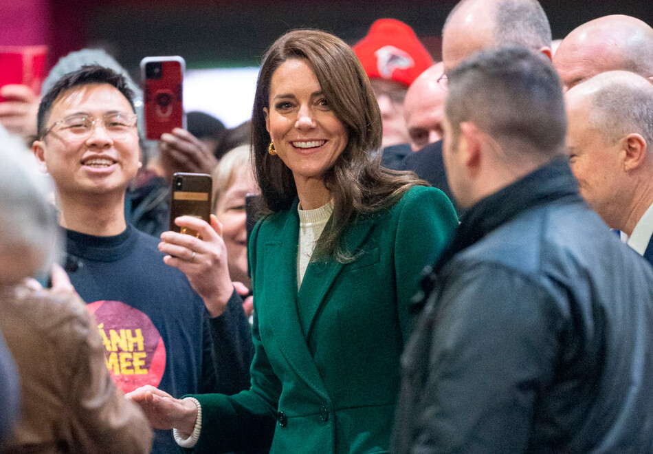 Кейт Миддлтон во время тура по рынку Киркгейт 31 января 2023 года в Лидсе, Англия