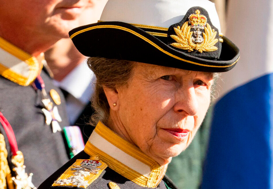 Принцесса Анна — первая женщина, которая участвовала в церемонии «Бдения принцев» у гроба Елизаветы II