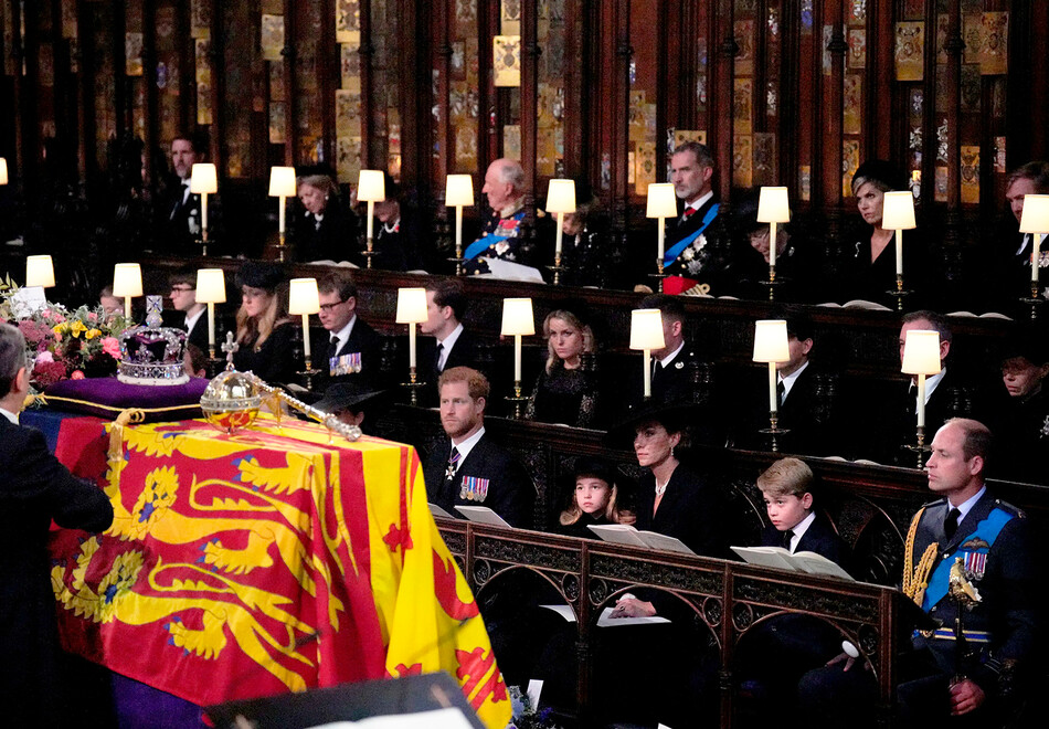 Герцогиня Сассекская, герцог Сассекский, принцесса Шарлотта, принцесса Уэльская, принц Джордж и принц Уэльский во время торжественной службы прощания с королевой Елизаветой II в часовне Святого Георгия в Виндзорском замке в сентябре 19 декабря 2022 года в Виндзоре, Англия