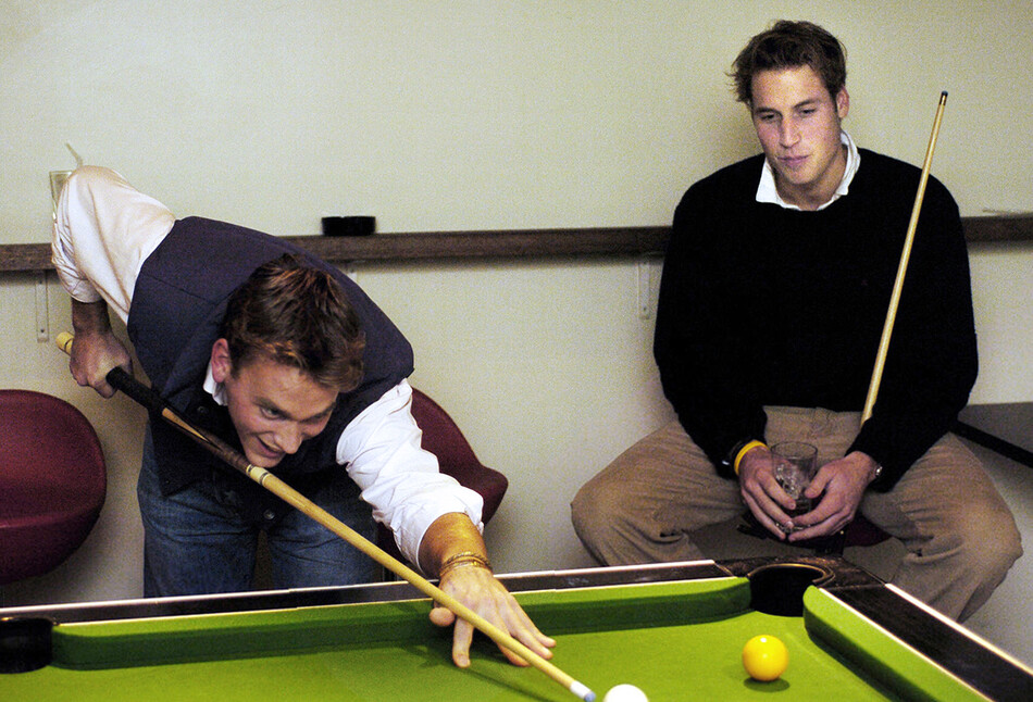 Принц Уильям на последнем курсе четырехлетнего курса обучения в шотландском университете, играет в бильярд