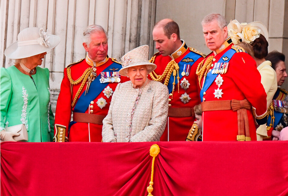 Королева Елизавета II беседует с принцем Эндрю, герцогом Йоркским на балконе Букингемского дворца во время Trooping The Colour, Ежегодный парад в честь дня рождения королевы, 8 июня 2019 года, Лондон, Англия