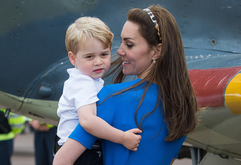 Кейт Миддлтон не сможет путешествовать с мужем и принцем Джорджем