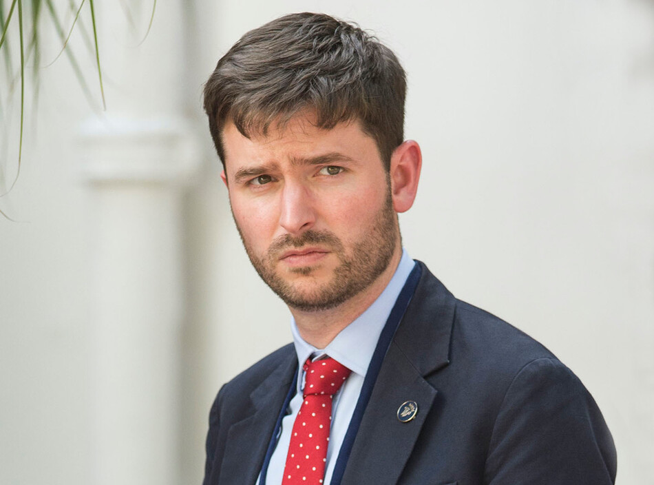 Секретарь по связям с общественностью —Джейсон Кнауф во время визита принца Уильяма, герцога Кембриджского и Кэтрин, герцогини Кембриджской в музей Ганди Смрити в Старом доме Бирла 11 апреля 2016 года в Нью-Дели, Индия