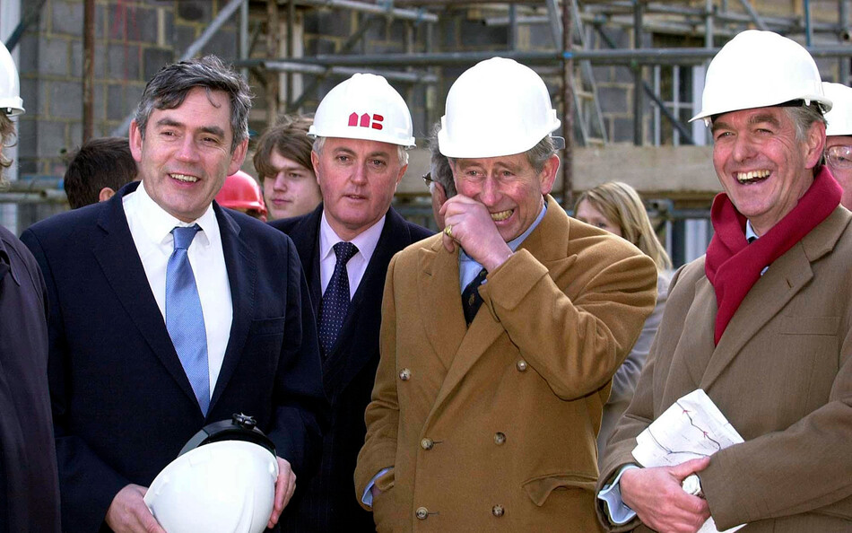 Принц Уэльский и канцлер Гордон Браун (слева) совершают поездку 16 февраля 2005 года в деревню Дорсет Паундбери, Англия, 16 февраля 2005 года