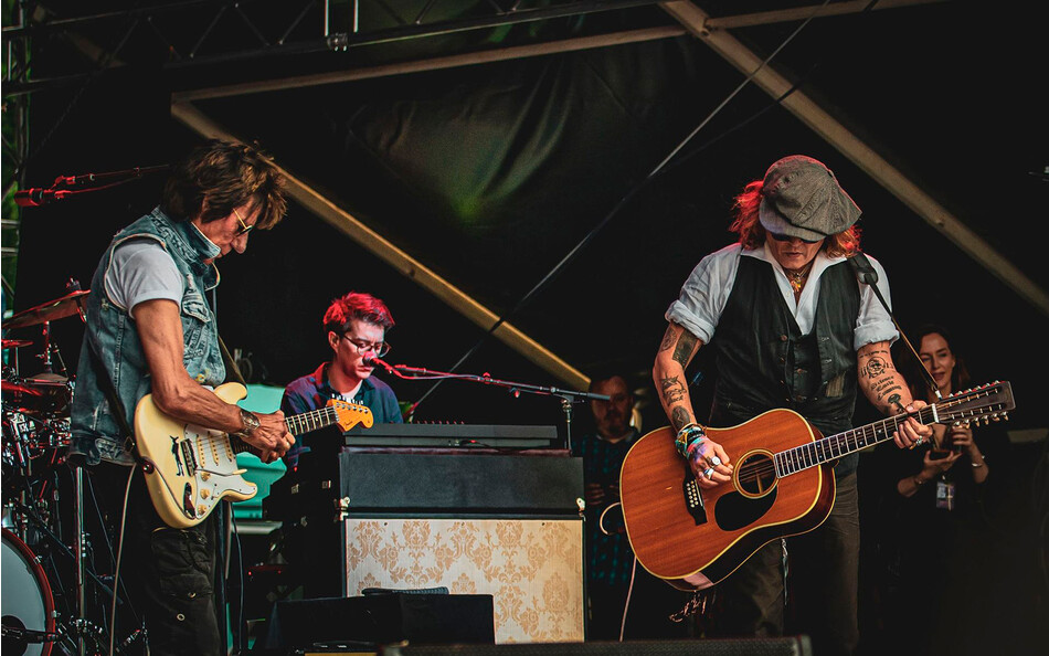 Джонни Депп выступает на сцене с Джеффом Беком во время Хельсинкского блюзового фестиваля в Kaisaniemen Puisto 19 июня 2022 года в Хельсинки, Финляндия