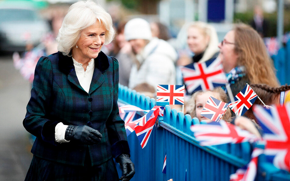 Камилла, герцогиня Корнуольская, покровительница Фонда Святого Иоанна, посещает начальную школу Раундхилл 8 февраля 2022 года в Бате, Англия