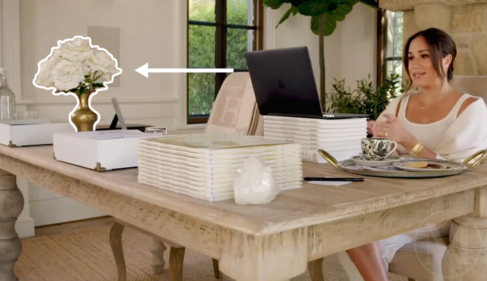 Меган Маркл видео с 40-летия герцогини Сассекско с букетом из белых роз в золотой вазе