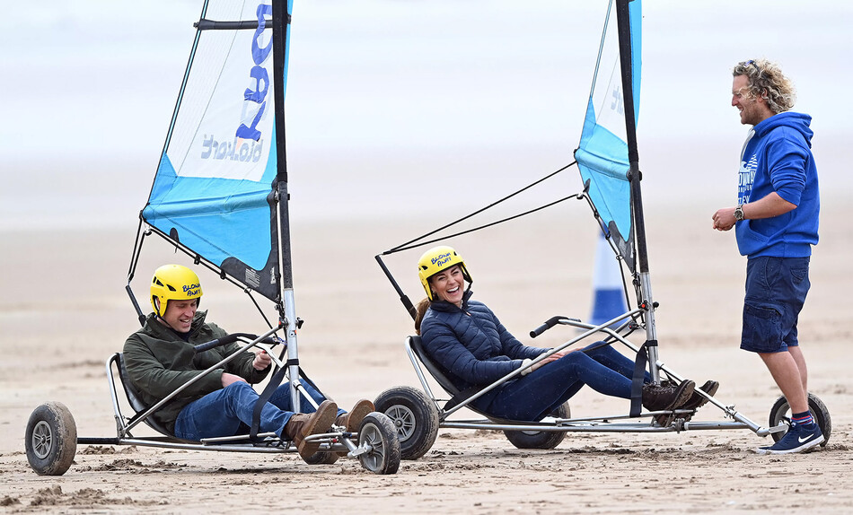 Принц Уильям, герцог Кембриджский, и Кэтрин, герцогиня Кембриджская, принимают участие в наземной яхтенной сессии на пляже Уэст-Сэндс в мае 26 октября 2021 года в Сент-Эндрюсе, Шотландия