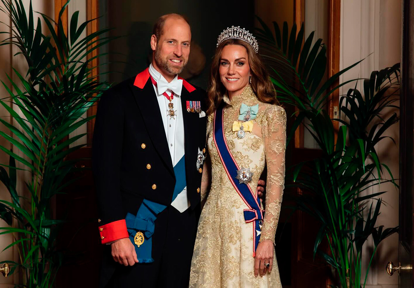 Золотой выход Кейт Миддлтон: принцесса Уэльская появилась на банкете в Виндзоре