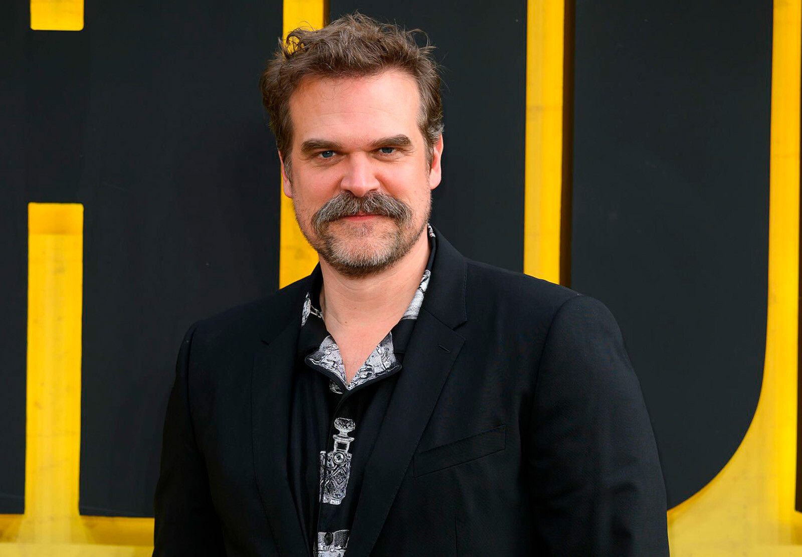 Милли Бобби Браун подала жалобу на домогательства и травлю со стороны Дэвида Харбора