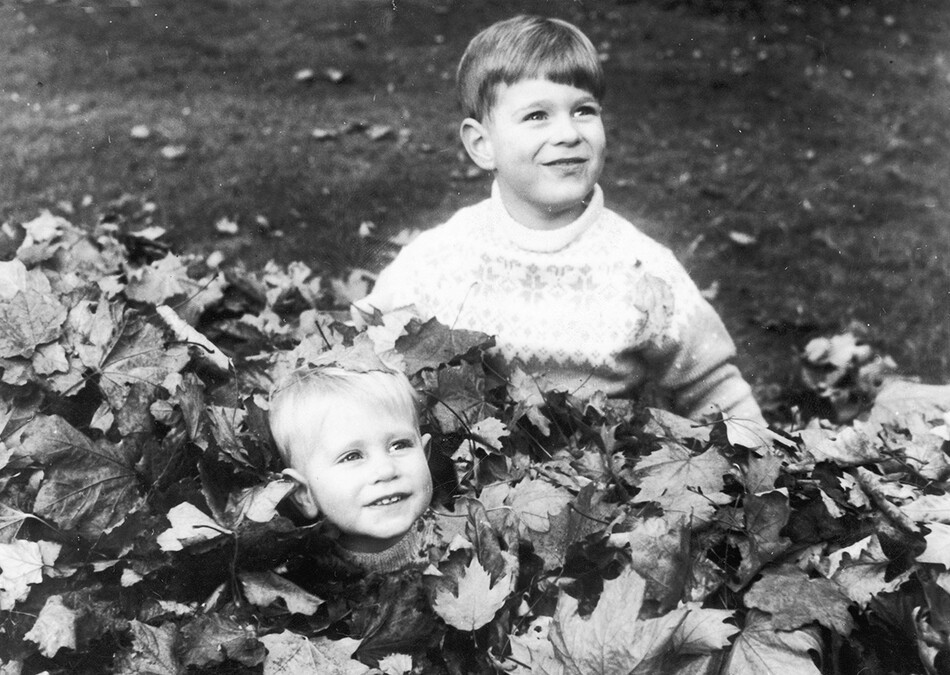 Принц Эдуард и принц Эндрю играют с опавшими листьями на территории Букингемского дворца,19 февраля 1966 года, Лондон, Англия