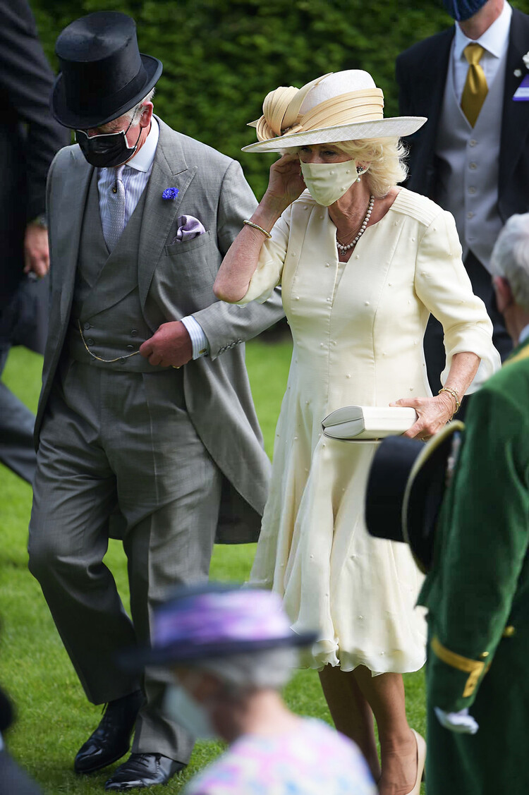 Камилла Паркер-Боулз и принц Чарльз посещают Royal Ascot 2021 на ипподроме Аскот 16 июня 2021 года в Аскоте, Англия