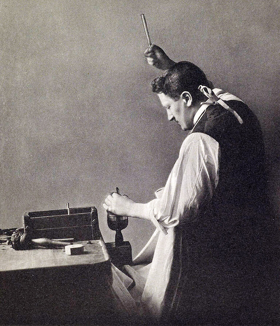 Джозеф Ашер делает первую огранку алмаза Куллинан, 10 февраля 1908 года