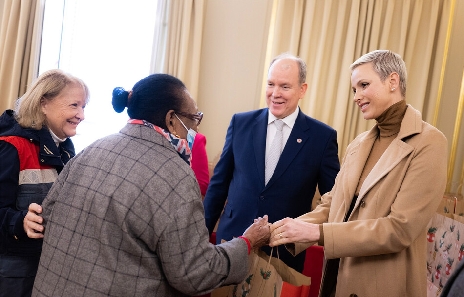 Принц Альберт и принцесса Шарлин передали традиционные рождественские подарки подопечному благотворительной организации Красного Креста Монако. 13 декабря 2022г., Монако