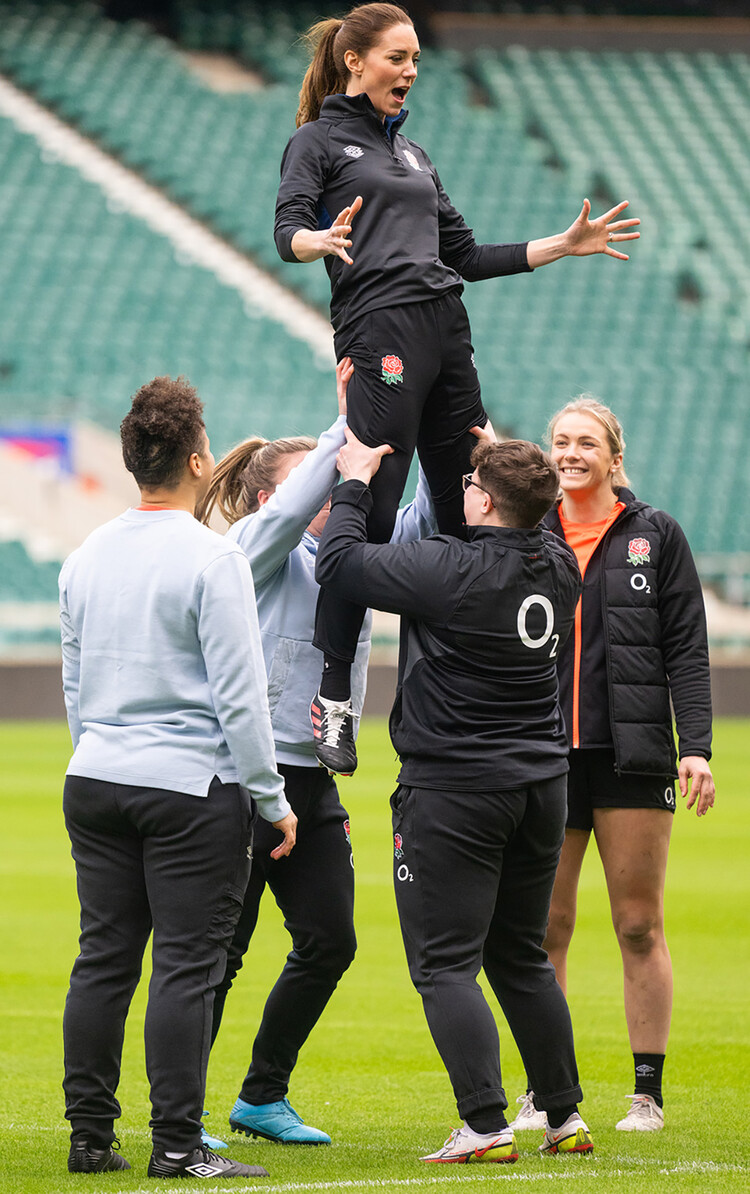 Кейт Миддлтон принимает участие в тренировке по регби в Англии после того, как стала покровительницей Футбольного союза регби, 2022