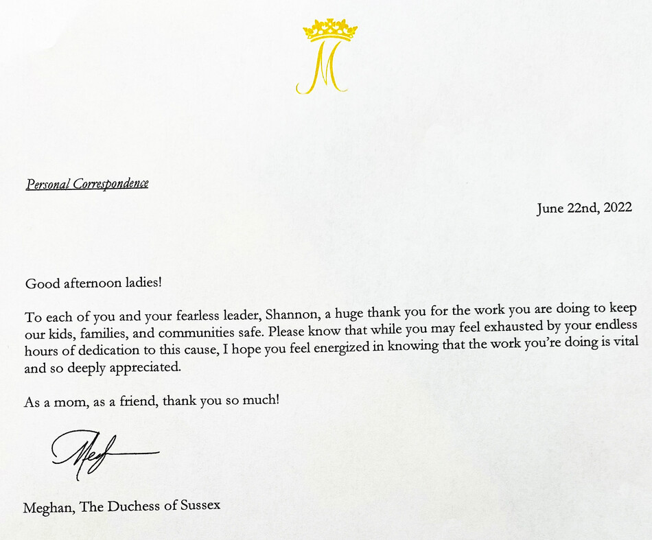 Записка Меган Маркл со словами поддержки деятельности фонда США Moms Demand Action - Мамы требуют действий, 23 июня 2022 года