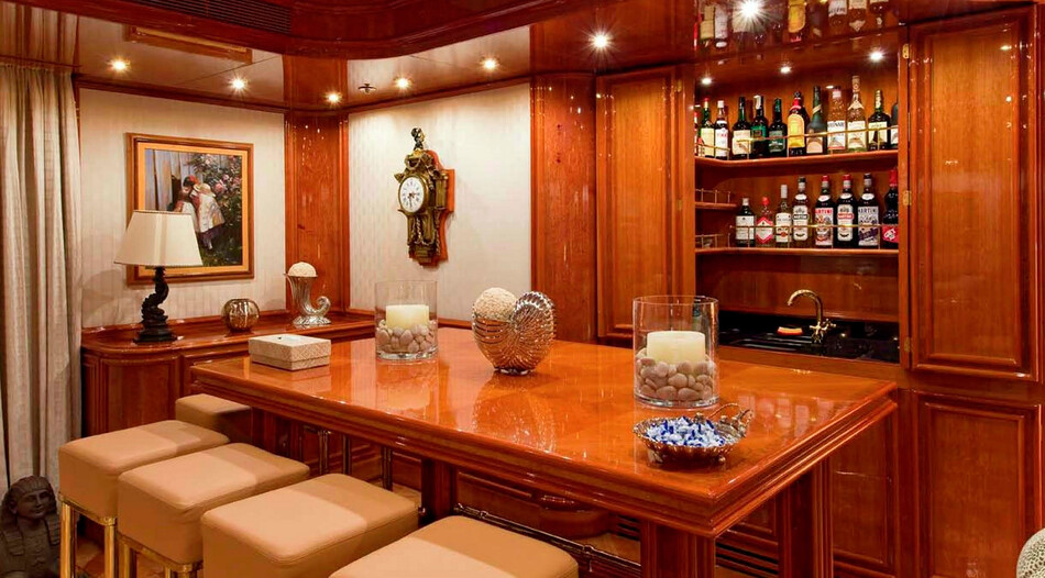 Барная зона на суперяхте Jonikal Sokar
