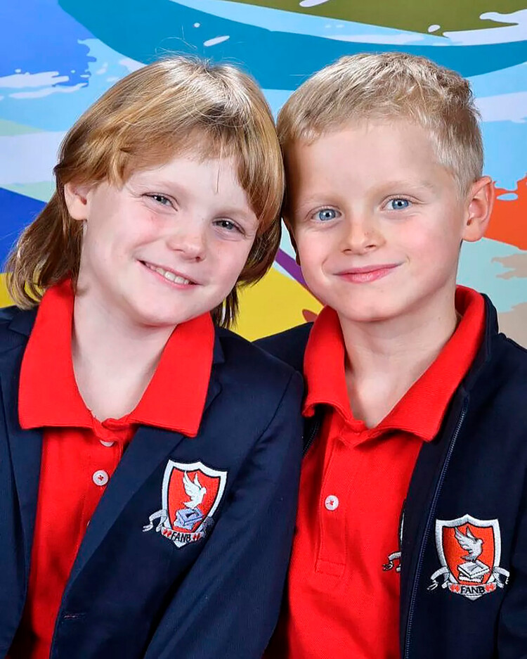 Княгиня Монако Шарлен показала фотографии своих детей Жака, наследного принца Монако и принцессу Габриэллу, графиню Карладес 21 октября 2022 года, Монако