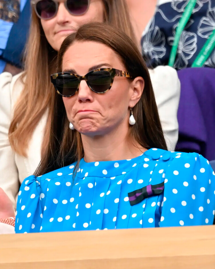 Кейт Миддлтон поджимает губы, когда её фаворит проигрывает матч на 9-й день чемпионата мира по теннису среди мужчин на стадионе Уимблдон 5 июля 2022 года в Лондоне, Англия