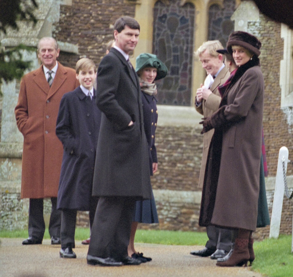 Члены королевской семьи принц Филипп, герцог Эдинбургский, принц Уильям, Тимоти Лоуренс, Зара Филлипс и Диана, принцесса Уэльская на рождественской службе в церкви Св. Церковь Марии Магдалины в Сандрингеме, Норфолк, Англия, 25 декабря 1994