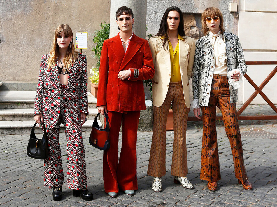 Итальянская рок-группа Måneskin (Итан Торкио, Виктория Де Анджелис, Дамиано Давид и Томас Рагги) позируют, во время получения награды «Lupa Capitolina» на Капитолийский холме в Риме, чтобы 27 июля 2021 года в Рим, Италия