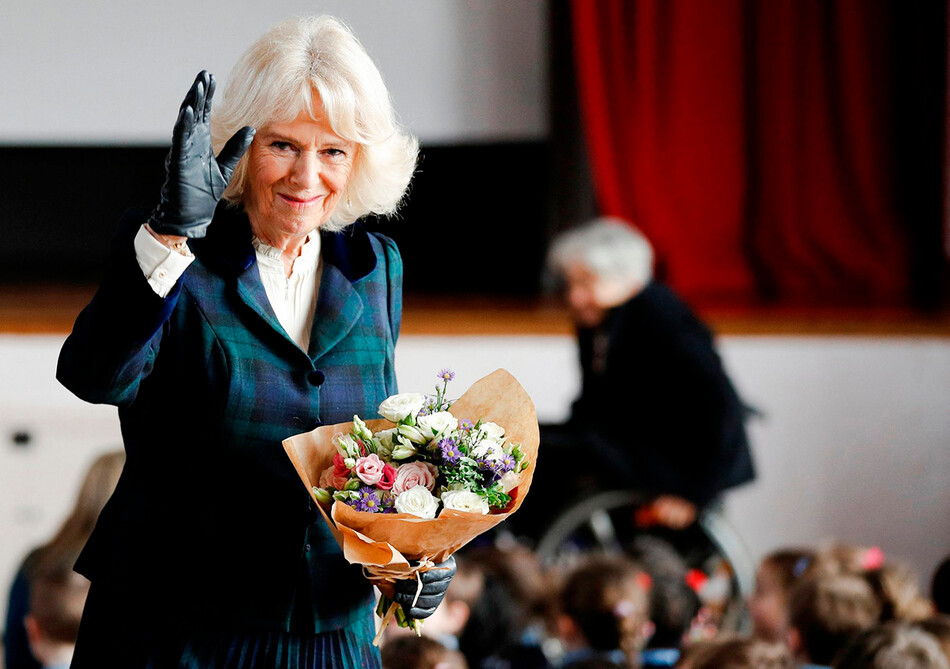 Камилла, герцогиня Корнуольская, покровительница Фонда Святого Иоанна, посещает начальную школу Раундхилл 8 февраля 2022 года в Бате, Англия 