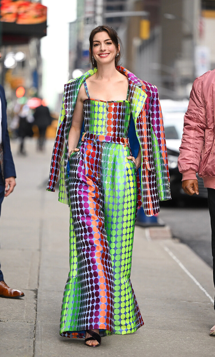 Энн Хэтэуэй в ярком образе на премьере сериала «Не сработало»