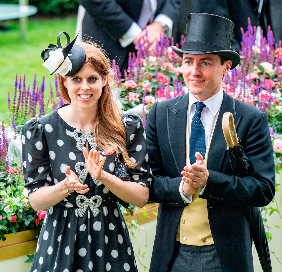 Принцесса Беатрис и Эдоардо Мапелли-Моцци благодарят команду ипподрома Аскота после их спасения во время проведения 5-ого дня королевских скачек Royal Ascot 2022 в графстве Беркшир 18 июня 2022 года, Англия