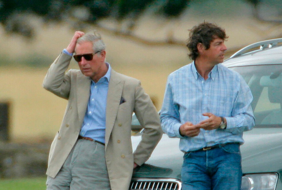 Принц Чарльз сидит на капоте своего автомобиля Audi Allroad во время игры сыновей принцев Уильям и Гарри в матче по поло кубка Чакраварти 2009 в поло-клубе Beaufort 18 июля 2009 года в Тетбери, Англия