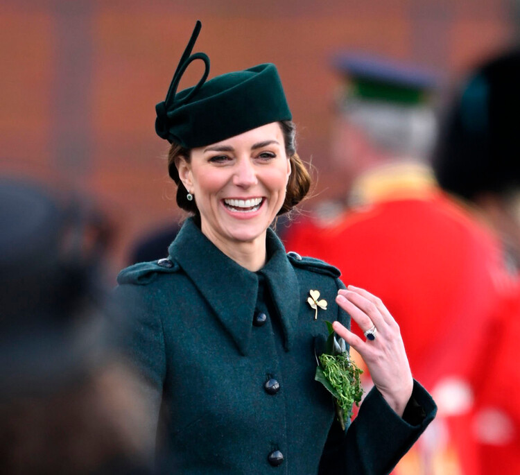 Кейт Миддлтон хохотала от всей души, когда дочка ирландского подполковника Роба Мани, Гайи Мани надела медвежью шапку отца