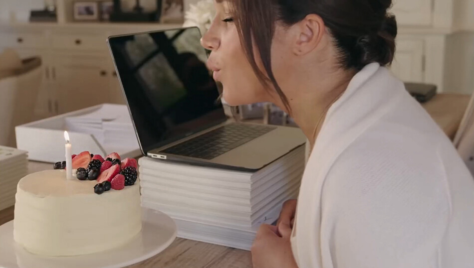 Меган Маркл видео с 40-летия герцогиня Сассекская задувает свечу на торте в её день рождения