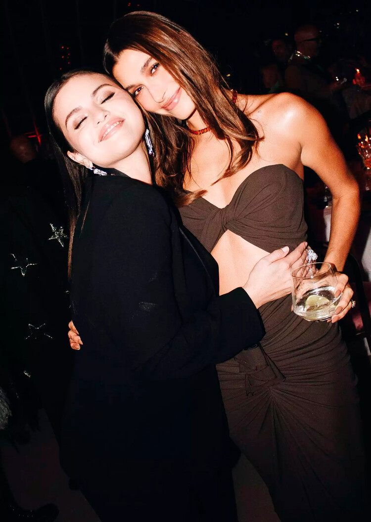 Хейли Бибер с Селеной Гомес