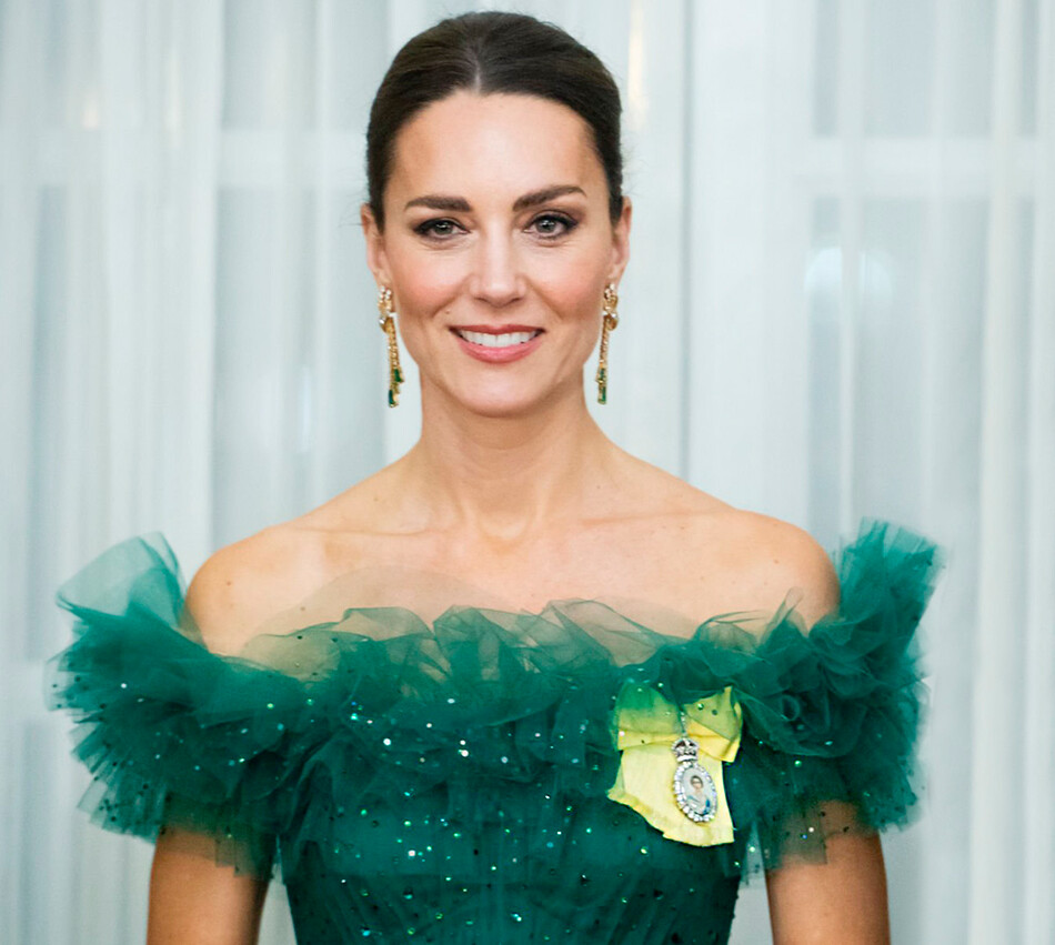 Кэтрин, герцогиня Кембриджская надела украшения королевы Елизаветы II во время ужина устроенного генерал-губернатором Ямайки в Королевском доме 23 марта 2022 года в Кингстоне, Ямайка