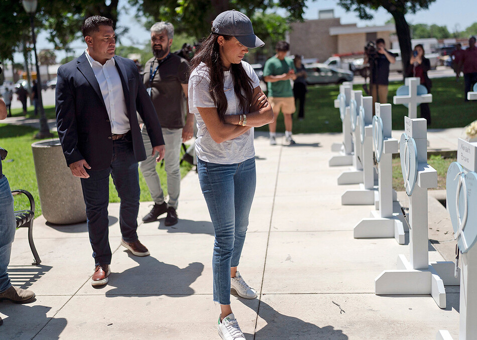 Меган Маркл рассматривает импровизированный мемориал возле здания суда округа Увалде в Увалде, штат Техас, 26 мая 2022 года