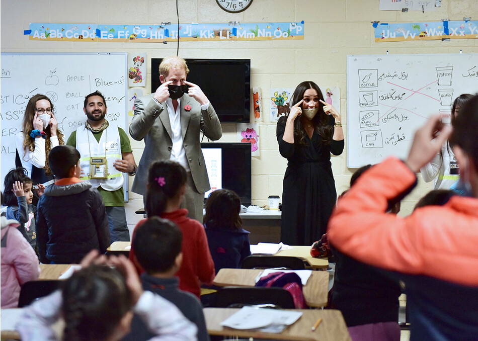 Принц Гарри и Меган Маркл принимают участие в детской считалочке «Голова, плечи, колени, пальцы ног» с афганскими детьми в лагере беженцев Task Force Liberty 11 ноября 2021 года