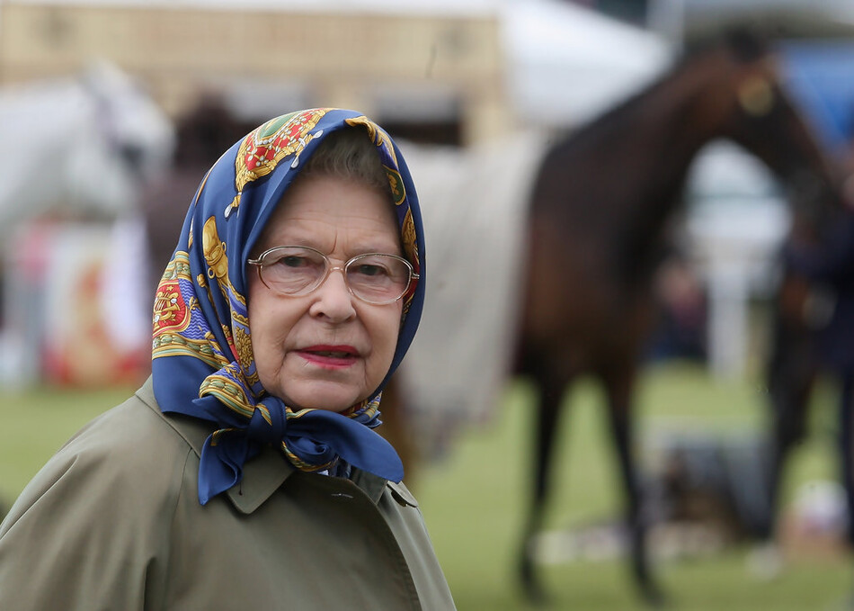 Елизавета II на вечеринке в саду в замке Балморал