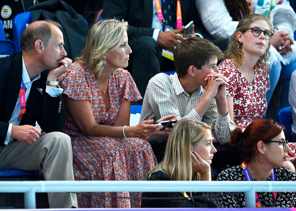 Принц Эдуард и Софи, графиня Уэссекская с детьми Джеймсом, виконтом Северном и леди Луизой Виндзор наблюдают за финальным заплывом среди женщин на 200 м комплексным плаванием в Центре водных видов спорта Sandwell, четвёртый день Игр Содружества в Бирмингеме, центральная Англия, 1 августа 2022 года
