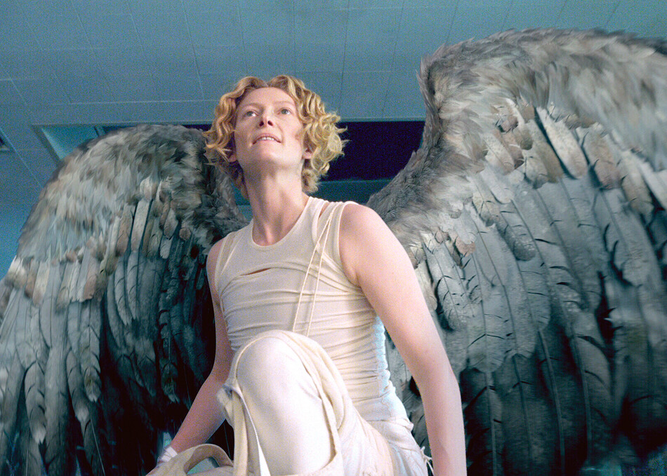 Тильдой Суинтон в роли архангела Гавриила в фильме «Константин: Повелитель тьмы», 2005 г.