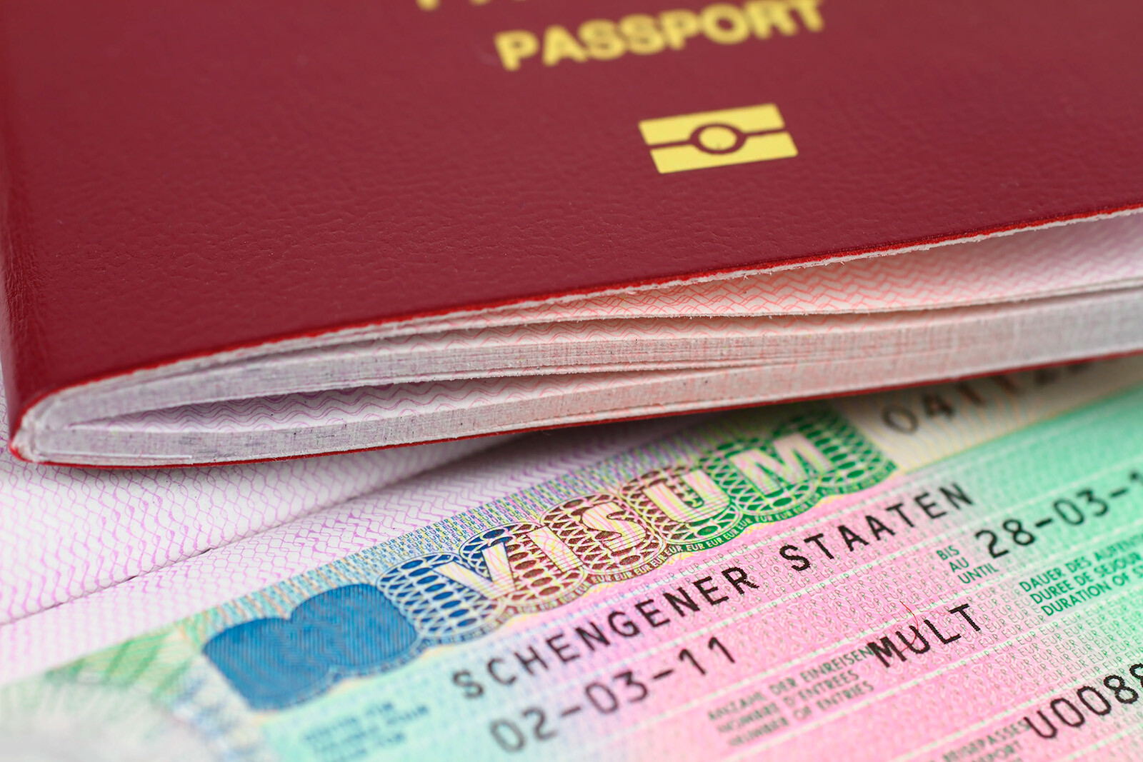 ЕС планирует ужесточить визовые правила для россиян